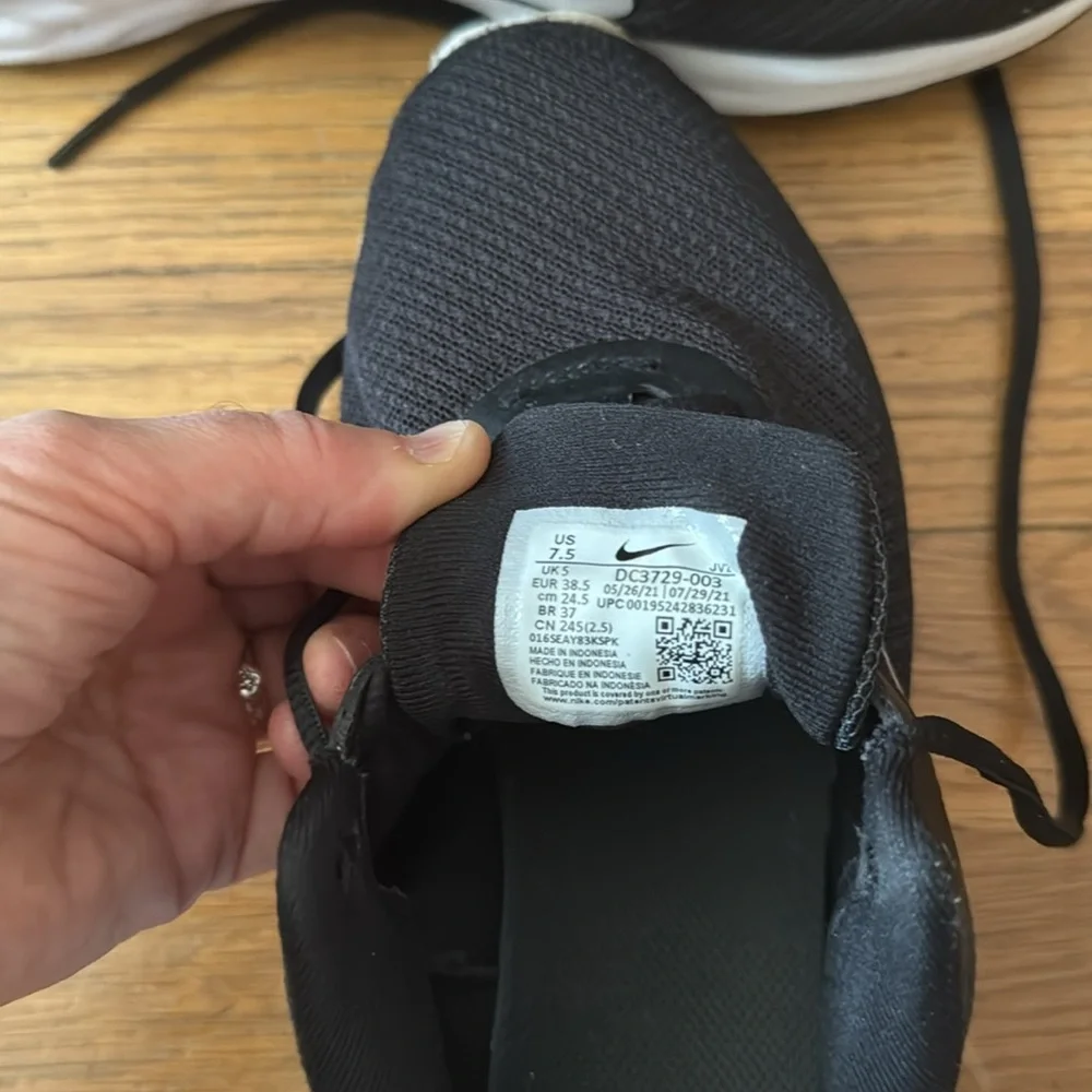👟Women’s Nike Revolution 6 black/white running shoes. Size 7.5M.
